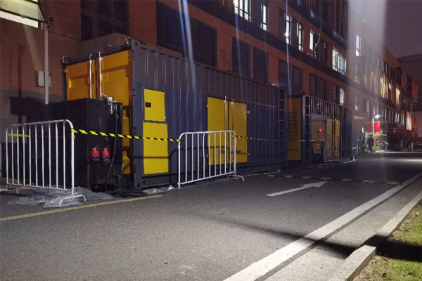 龙江镇柴油发电机组的输出电压是如何调节的?