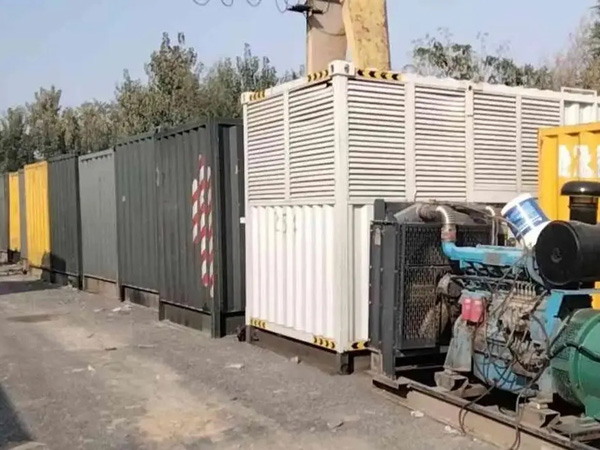 龙江镇200KW柴油发电机机组每小时油耗是多少？